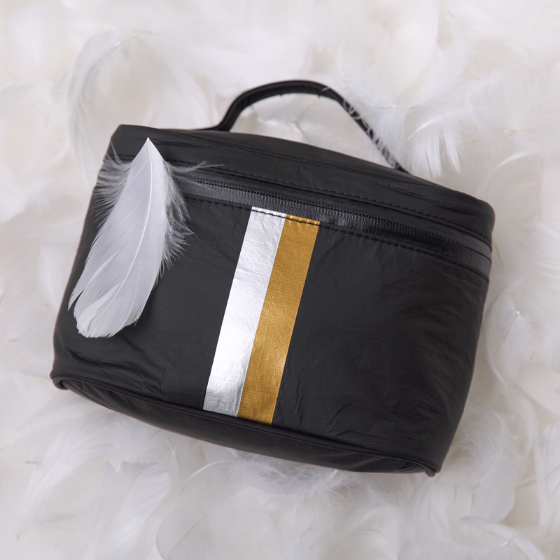 二重のメタリックラインが付いた黒のデザイナーコスメティックバッグ タイベック 化粧ケースとトイレタリーバッグ