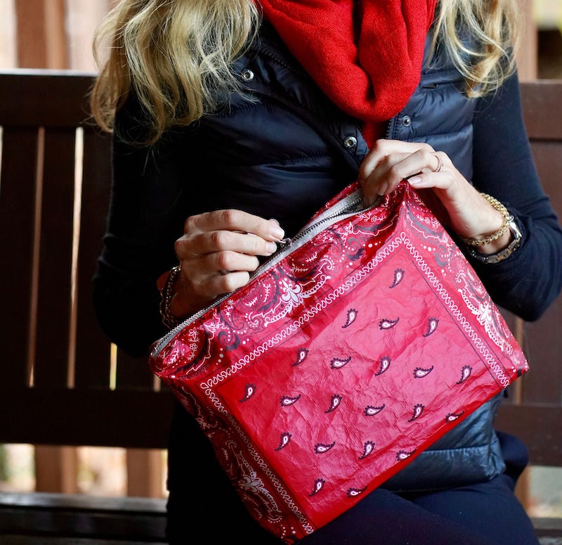 カスタムフローラルタイベック防水ポーチ - 大容量トラベルメイクアップ&トイレタリーバッグ